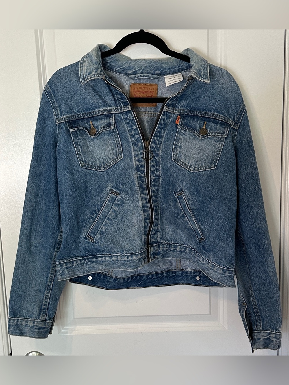 LEVI'S women's retro style orange tab medium wash ring-pull denim jacket, XL.
